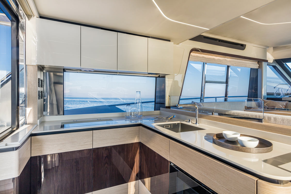 Absolute 47 FLY, keuken met zeezicht