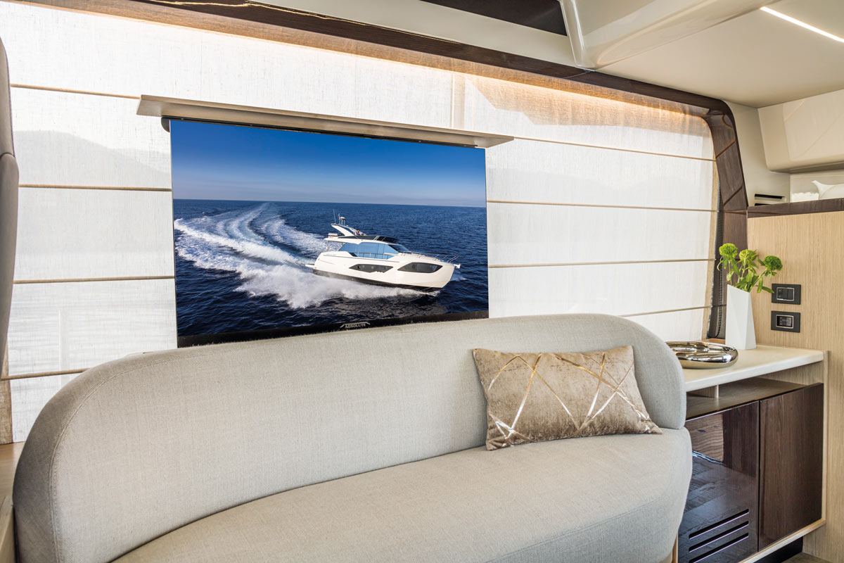 Absolute 47 FLY, salon met tv en bank