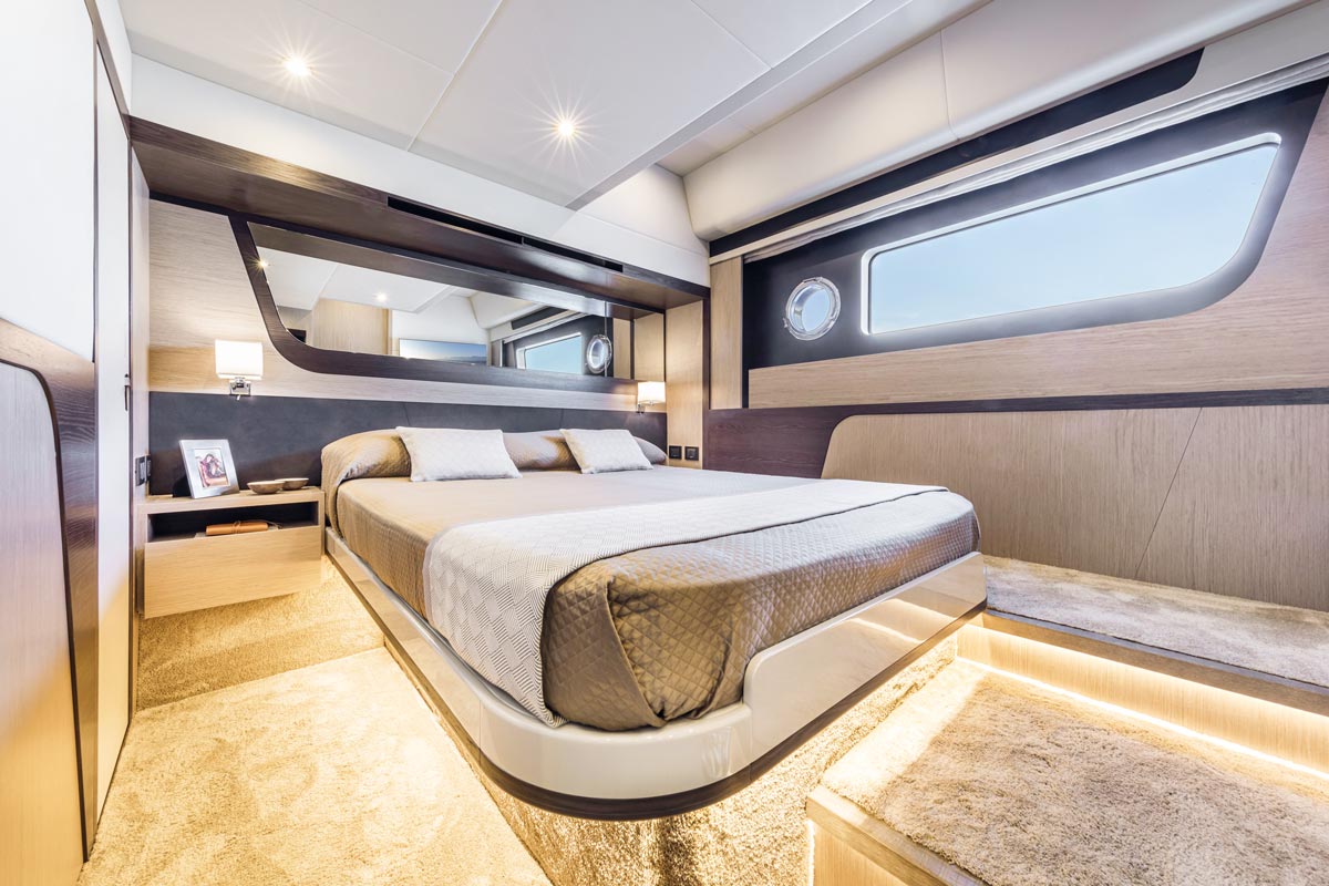 Absolute 47 FLY, slaapkamer met bed en ramen