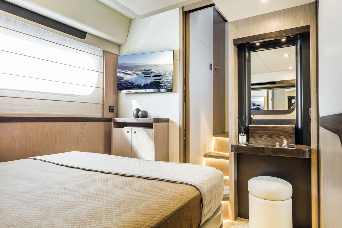 Absolute 47 FLY, slaapkamer met bed en televisie