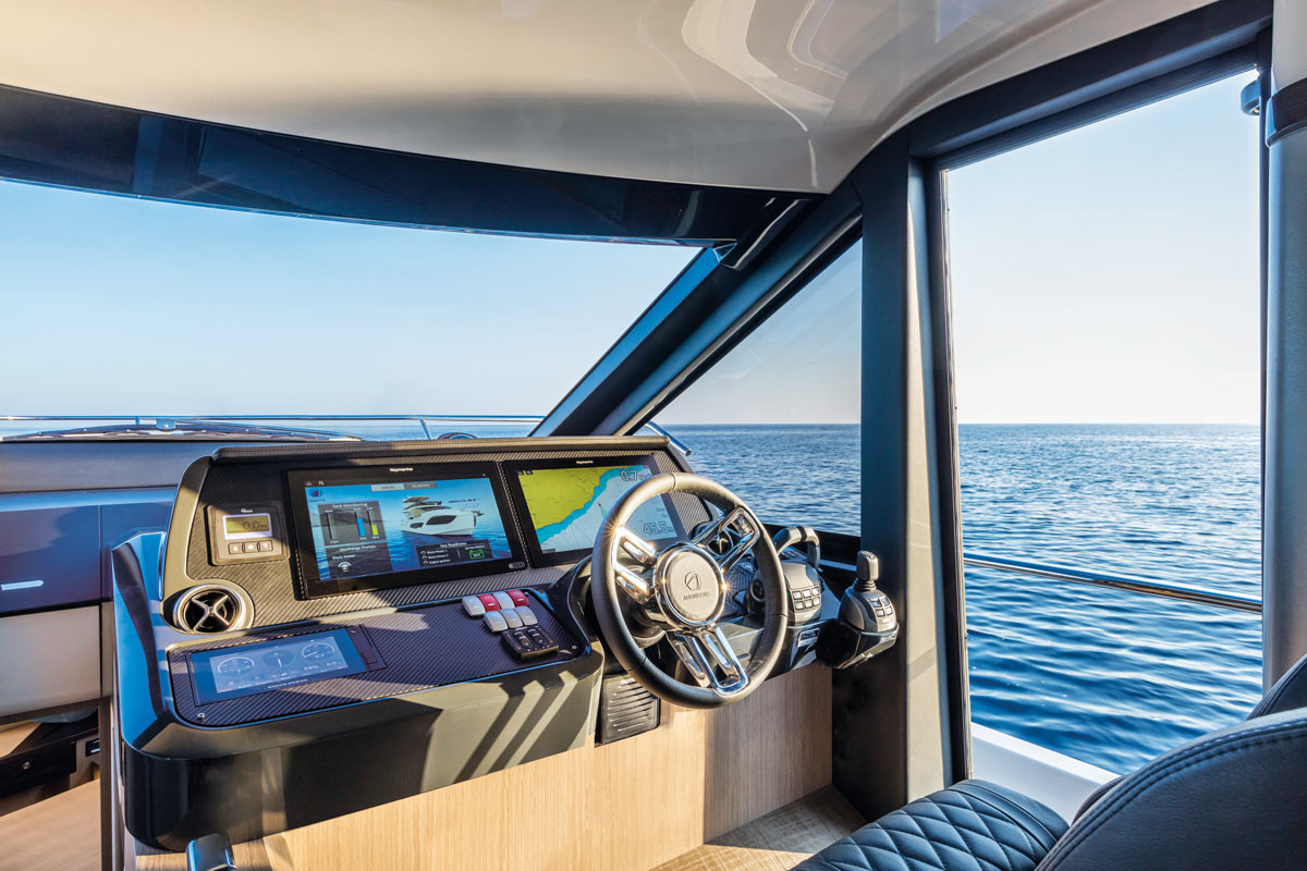 Absolute 47 FLY, stuurstand met navigatiescherm en zicht op zee
