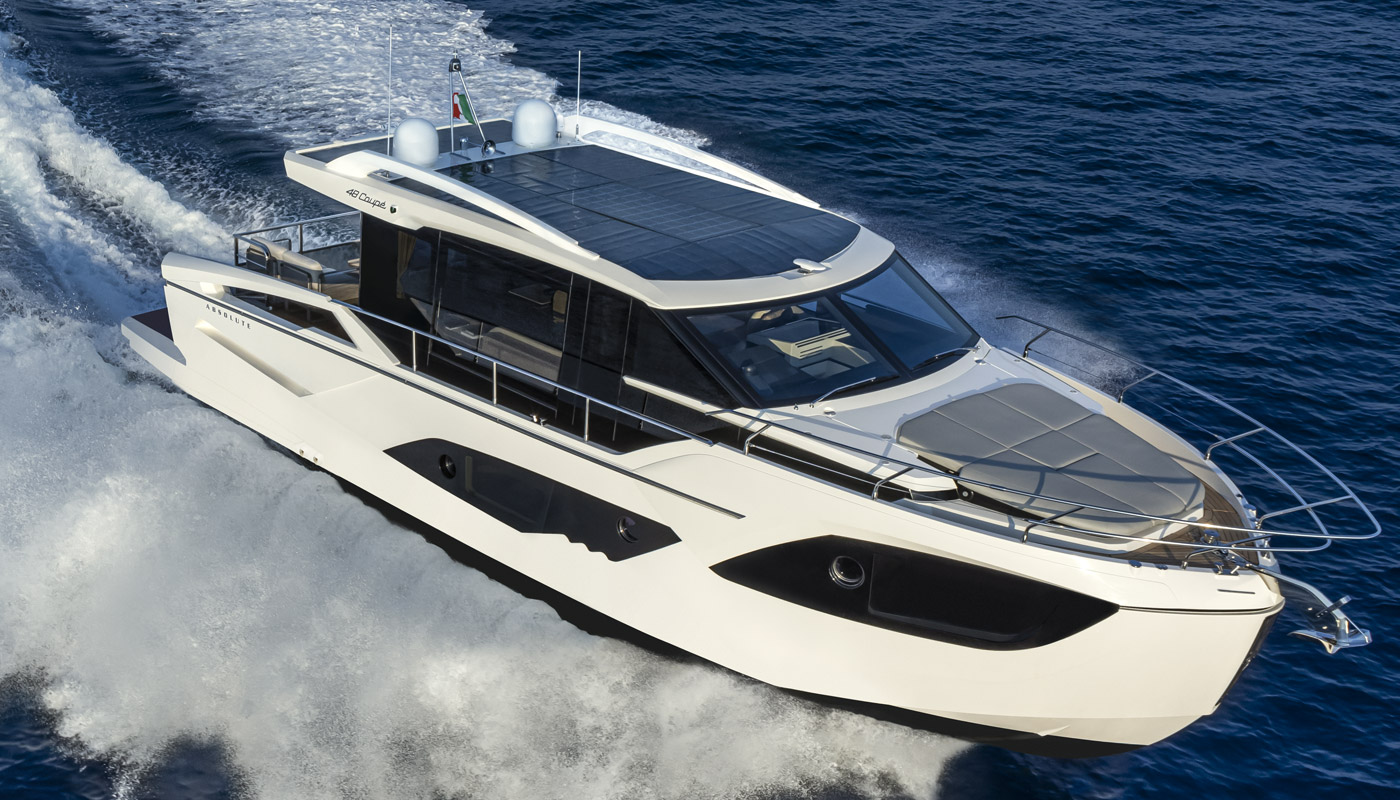 Absolute 48 Coupe, boot varend op zee