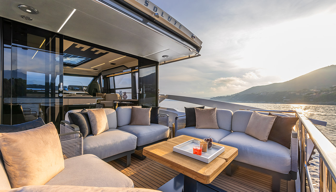 Absolute 48 Coupe, loungebank op achterdek boot