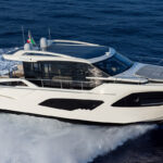 Absolute 48 Coupe, witte boot varend op zee