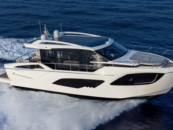 Absolute 48 Coupe, witte boot varend op zee