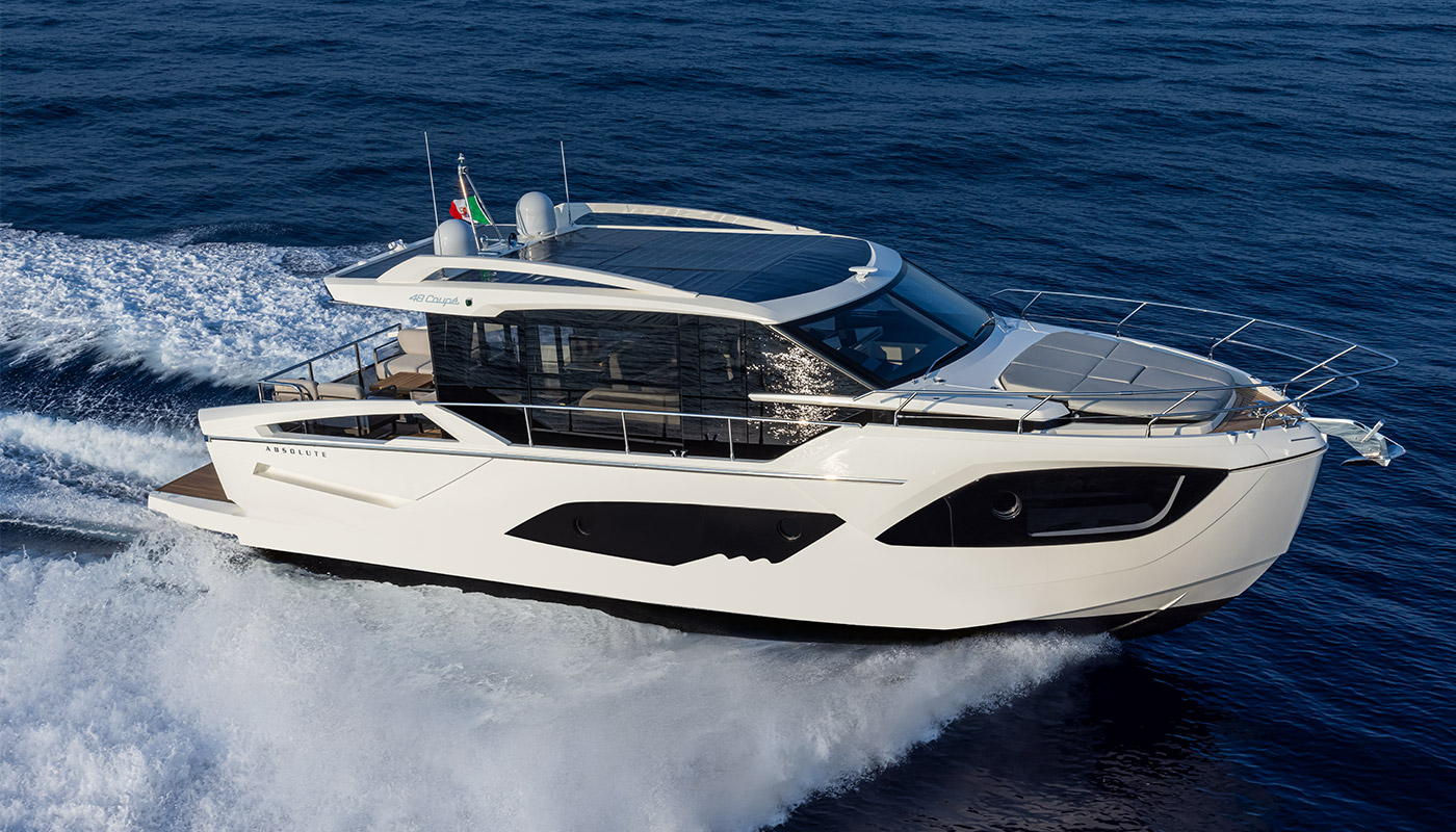 Absolute 48 Coupe, witte boot varend op zee