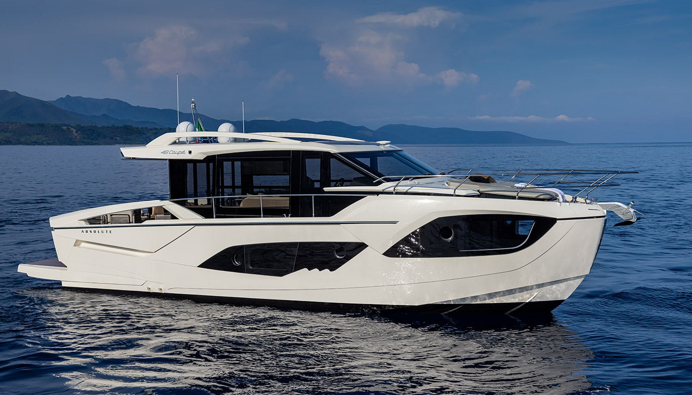 Absolute 48 Coupe, witte motorjacht op zee