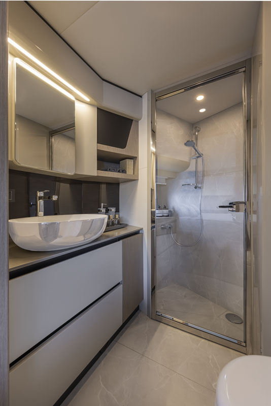 Absolute 48 Coupe, badkamer met douche en wastafel