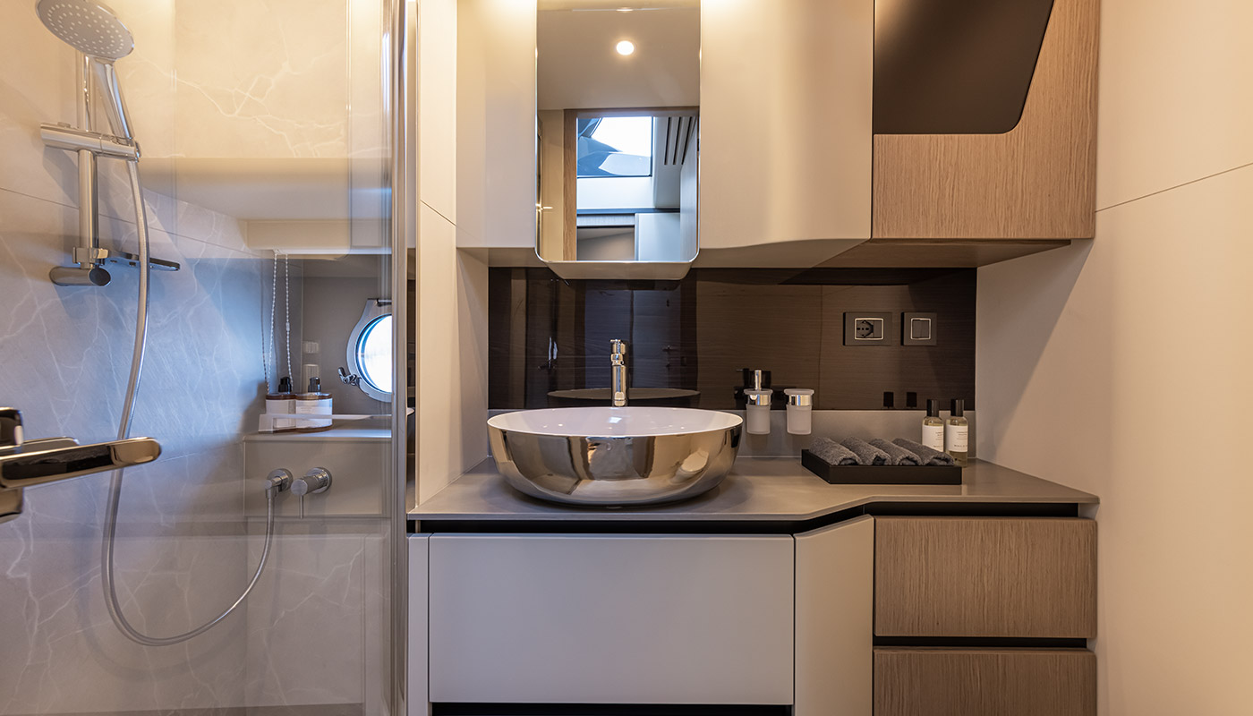 Absolute 48 Coupe, badkamer met wastafel en douche