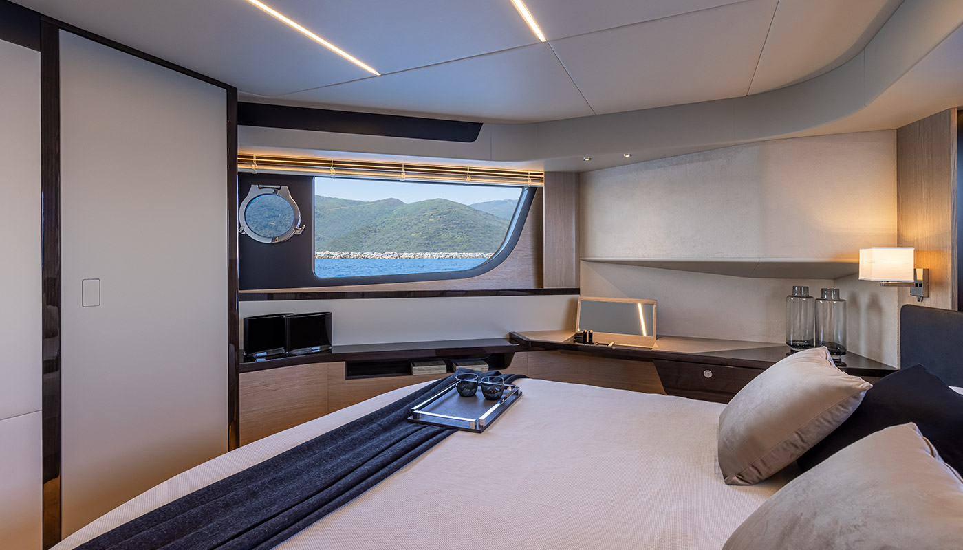 Absolute 48 Coupe, slaapkamer met bed en raam
