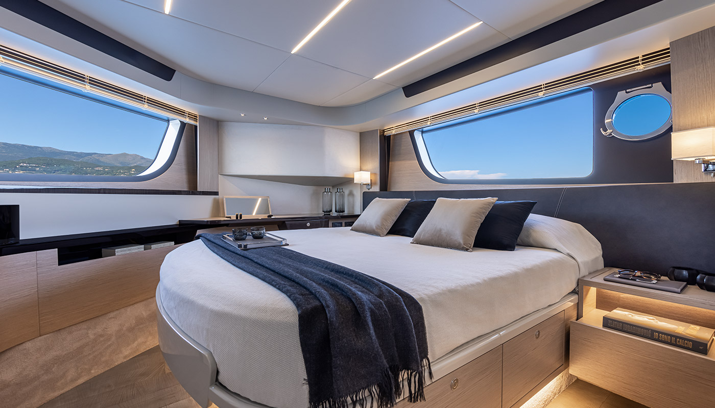 Absolute 48 Coupe, slaapkamer met bed en ramen