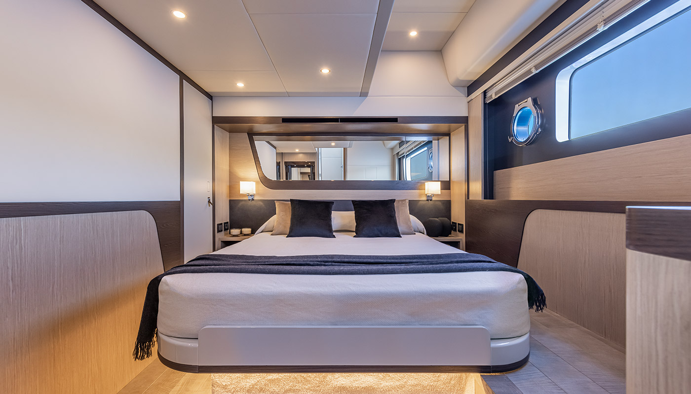 Absolute 48 Coupe, slaapkamer met tweepersoonsbed