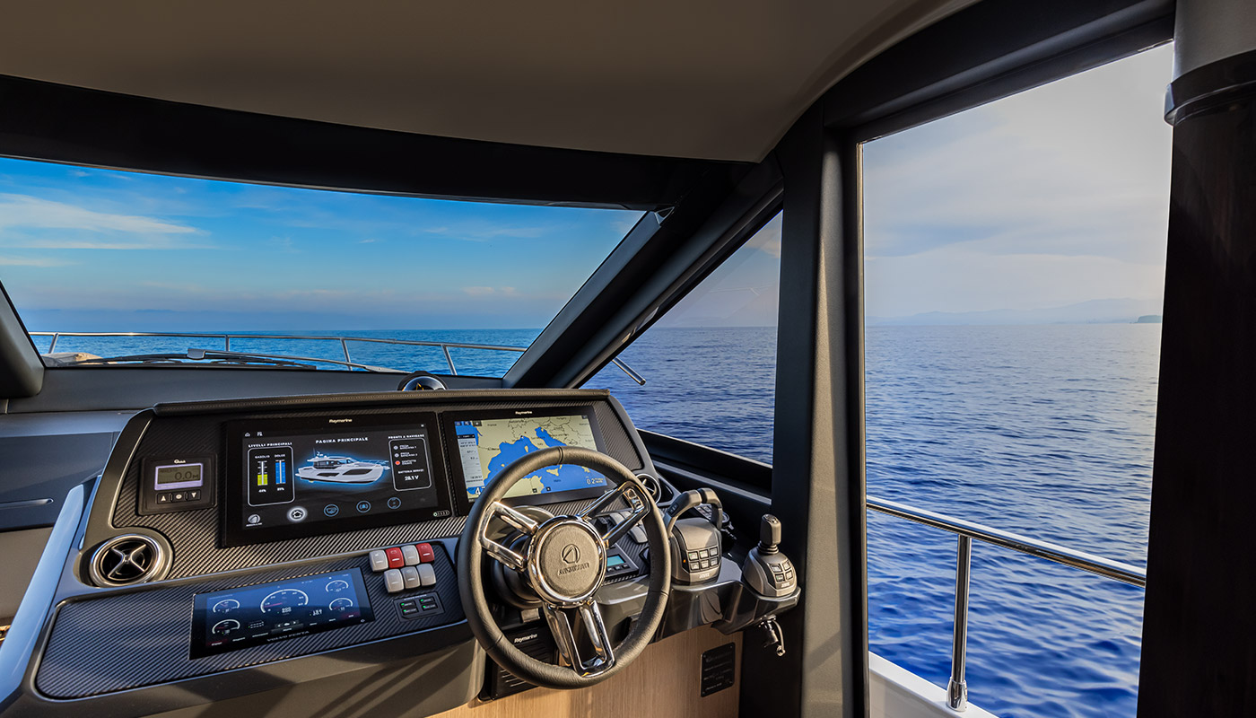 Absolute 48 Coupe, stuurstand met navigatieschermen en zeezicht