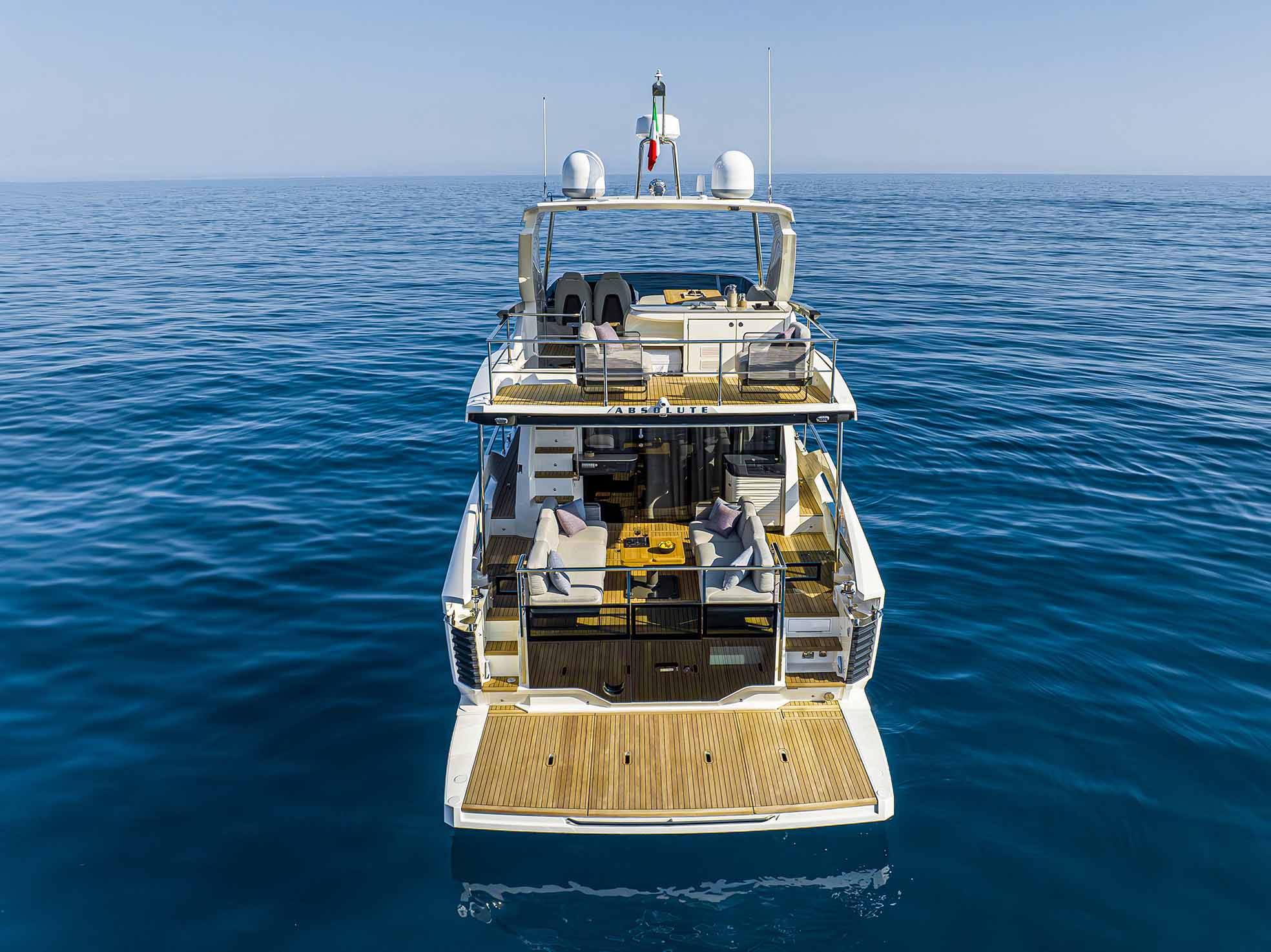 Absolute 52 FLY, achteraanzicht jacht op zee