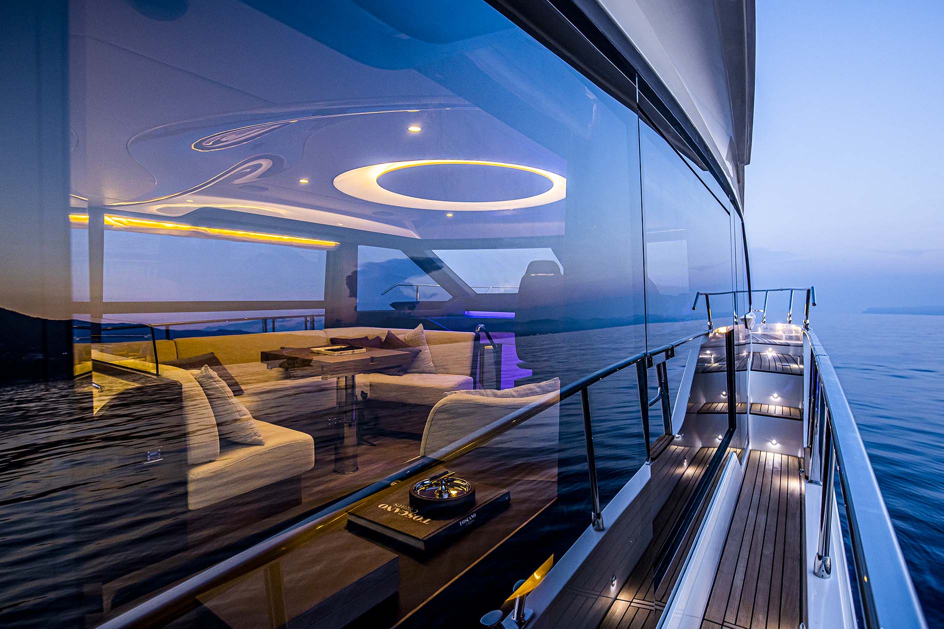 Absolute 52 FLY, achterdek met loungebank bij schemer