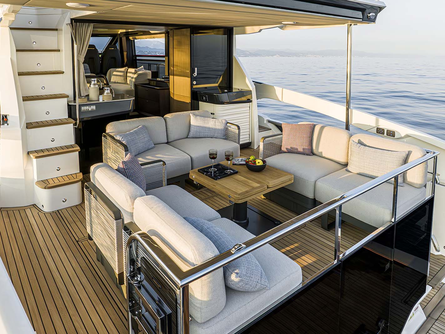 Absolute 52 FLY, achterdek met loungebank en tafel