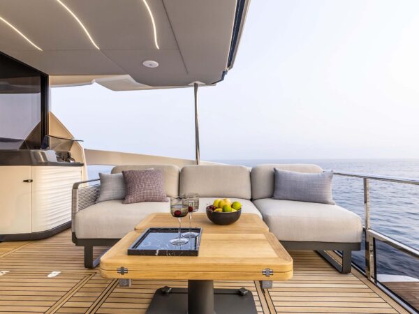 Absolute 52 FLY, achterdek met loungebank en tafel