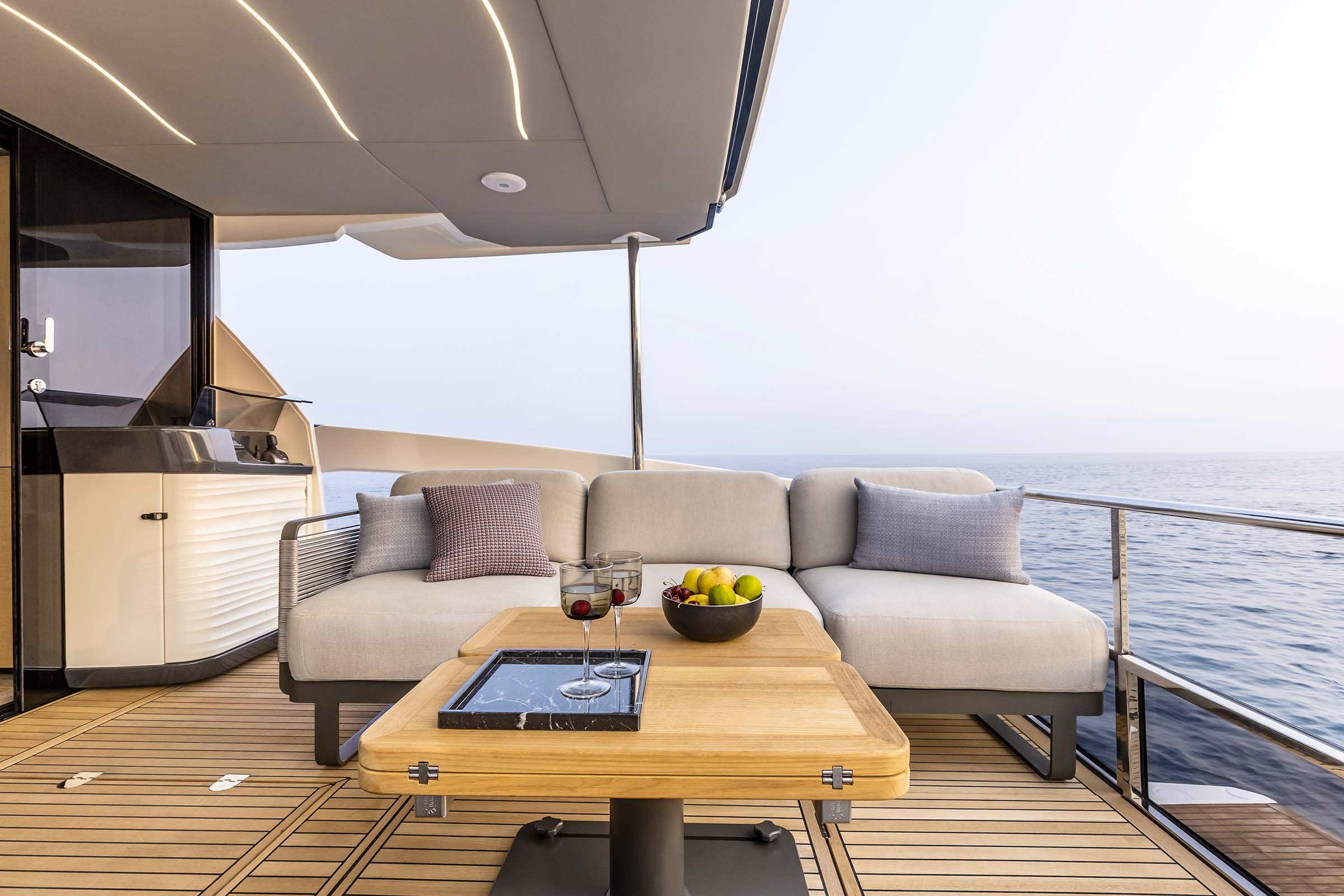 Absolute 52 FLY, achterdek met loungebank en tafel