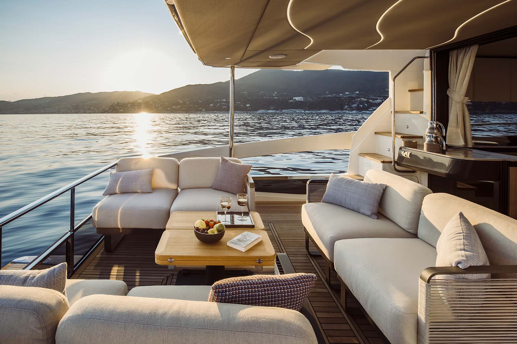 Absolute 52 FLY, achterdek met loungebank en zonsondergang