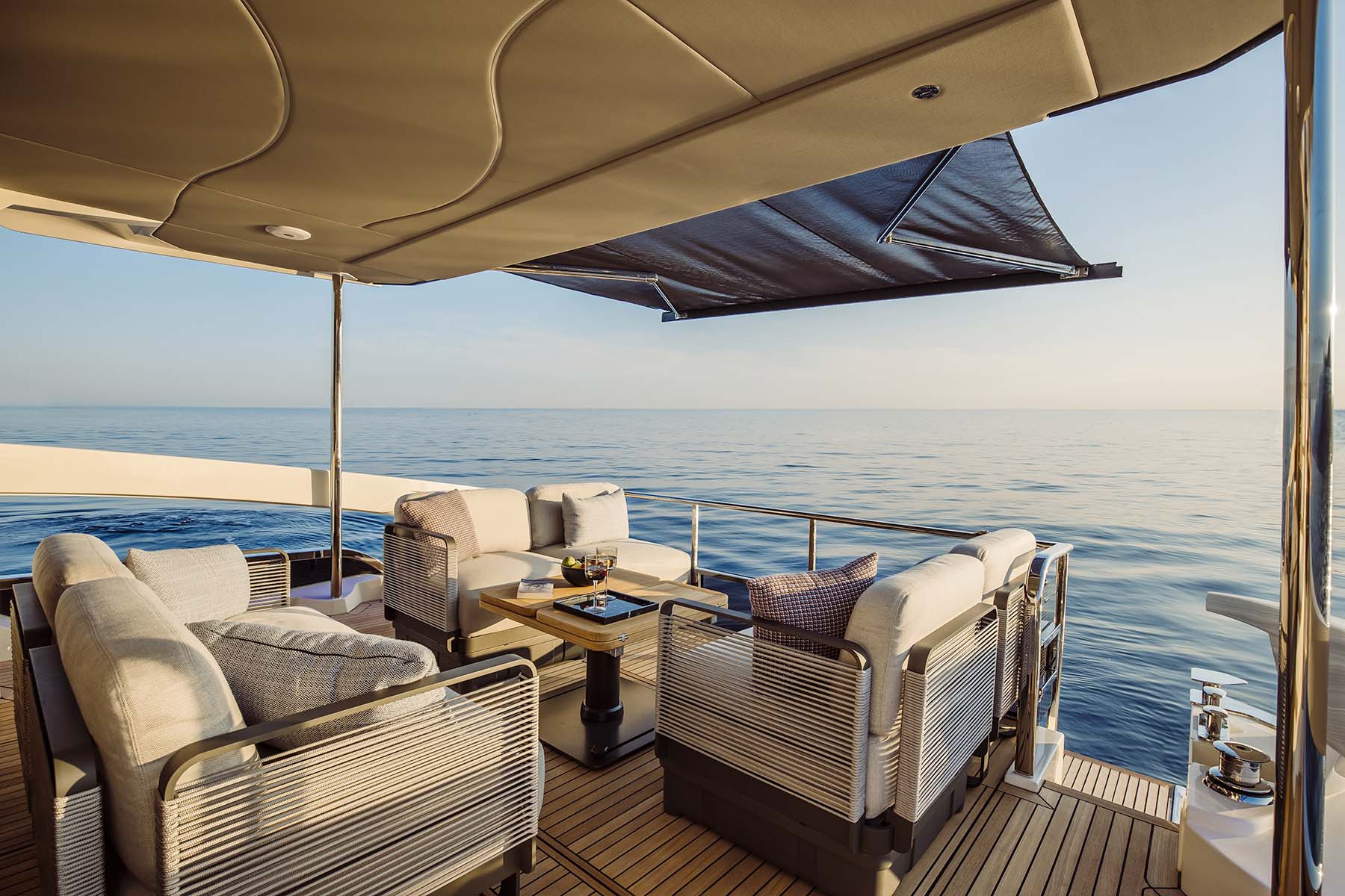 Absolute 52 FLY, achterdek met loungebanken en zeezicht