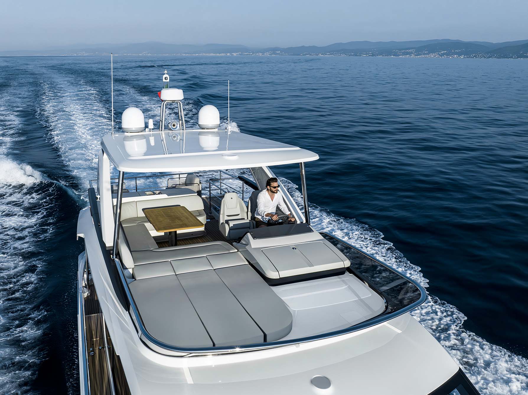 Absolute 52 FLY, boot varend op zee