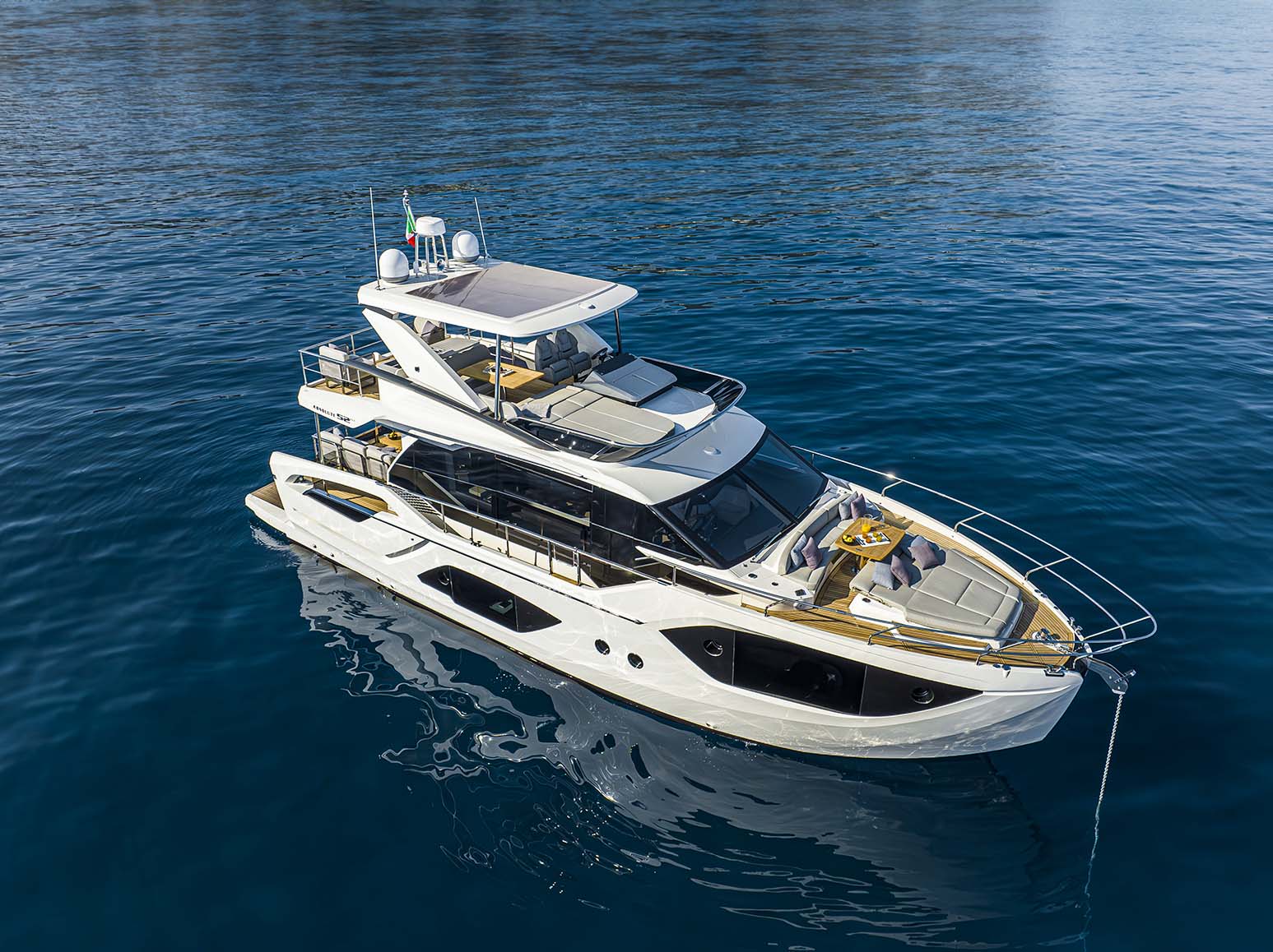 Absolute 52 FLY, jacht drijvend op zee