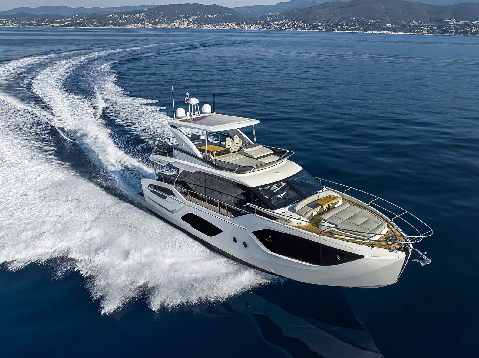 Absolute 52 FLY, jacht varend op zee met golven
