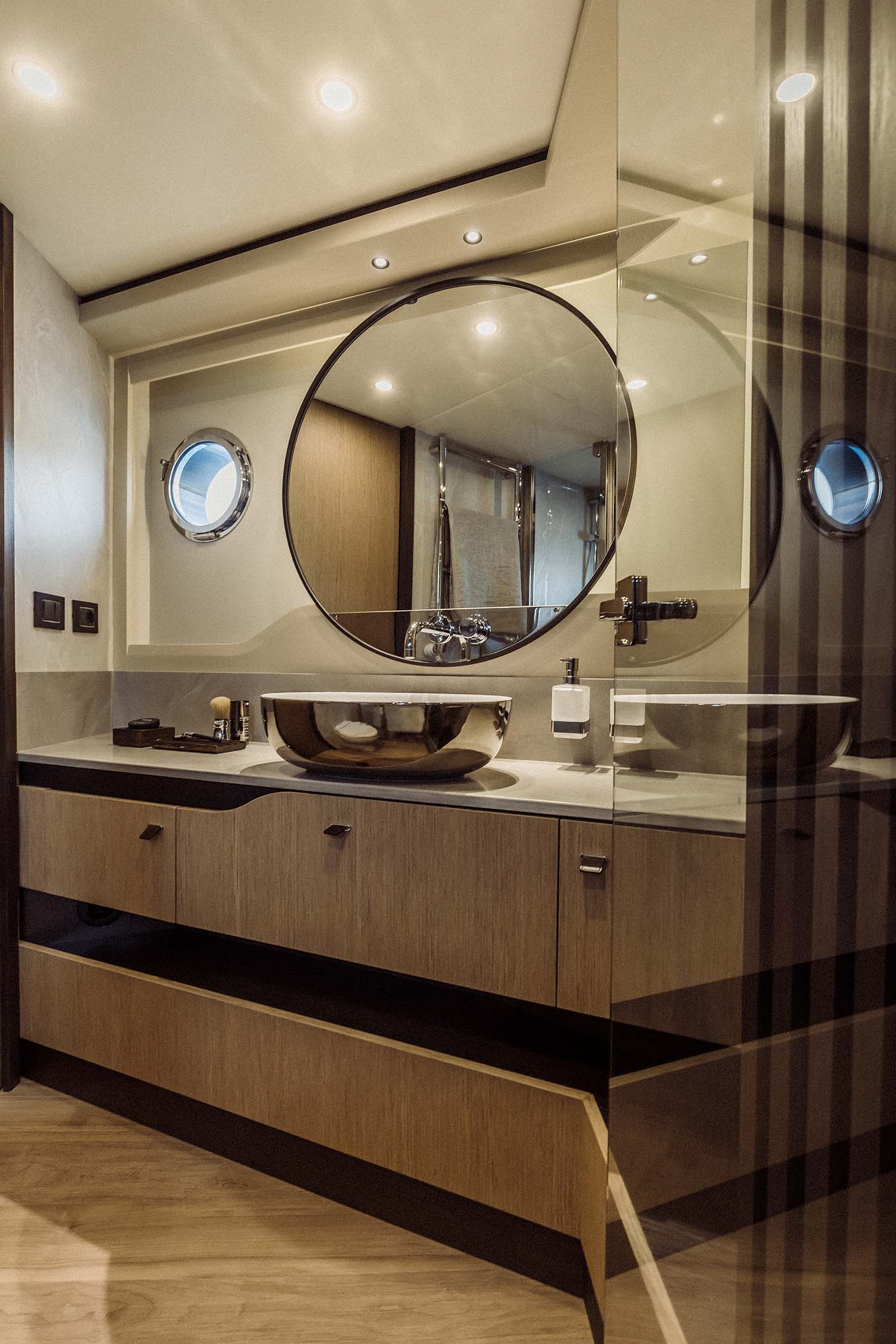 Absolute 52 FLY, badkamer met ronde spiegel