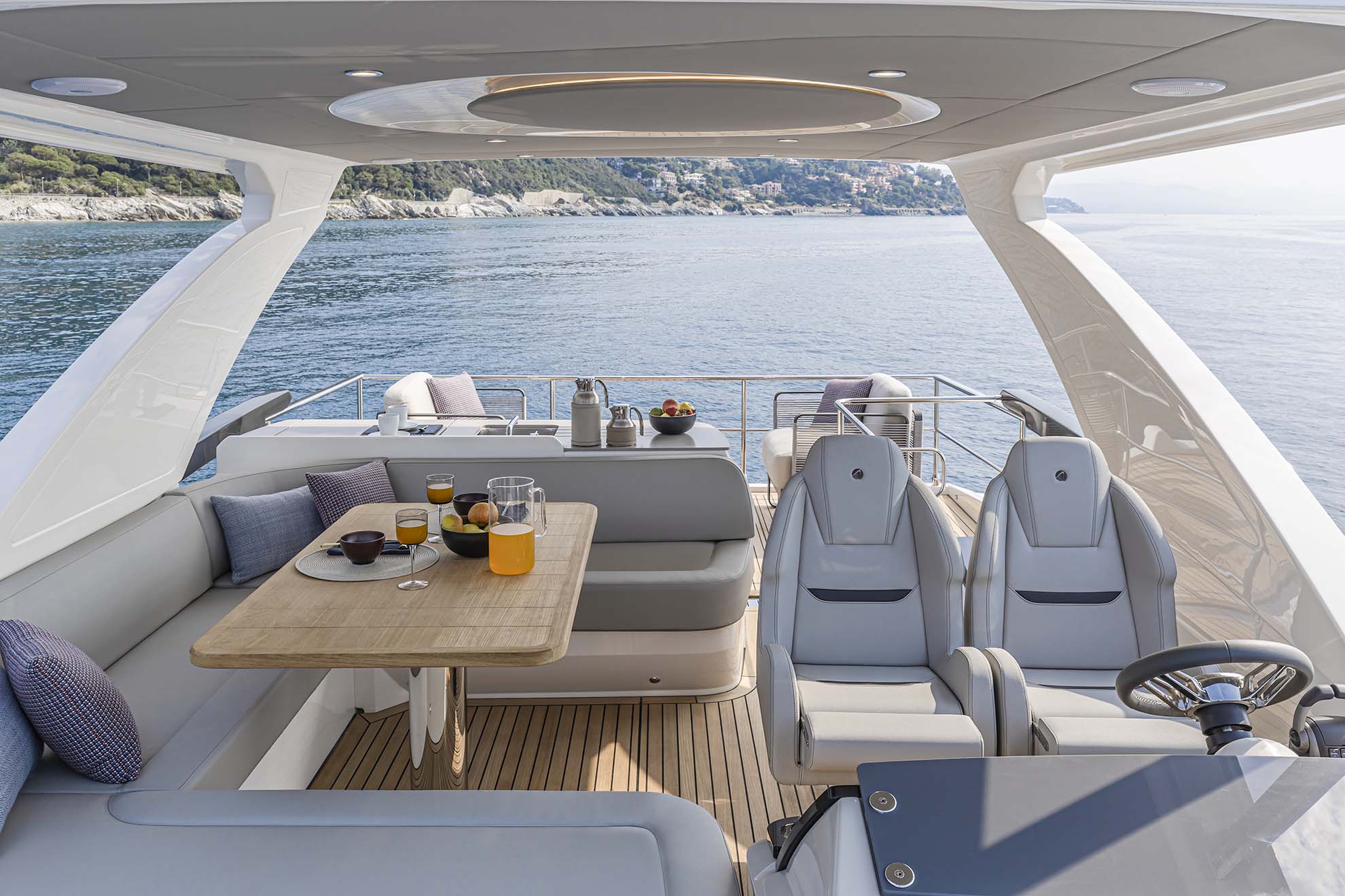 Absolute 52 FLY, cockpit met eettafel en stoelen