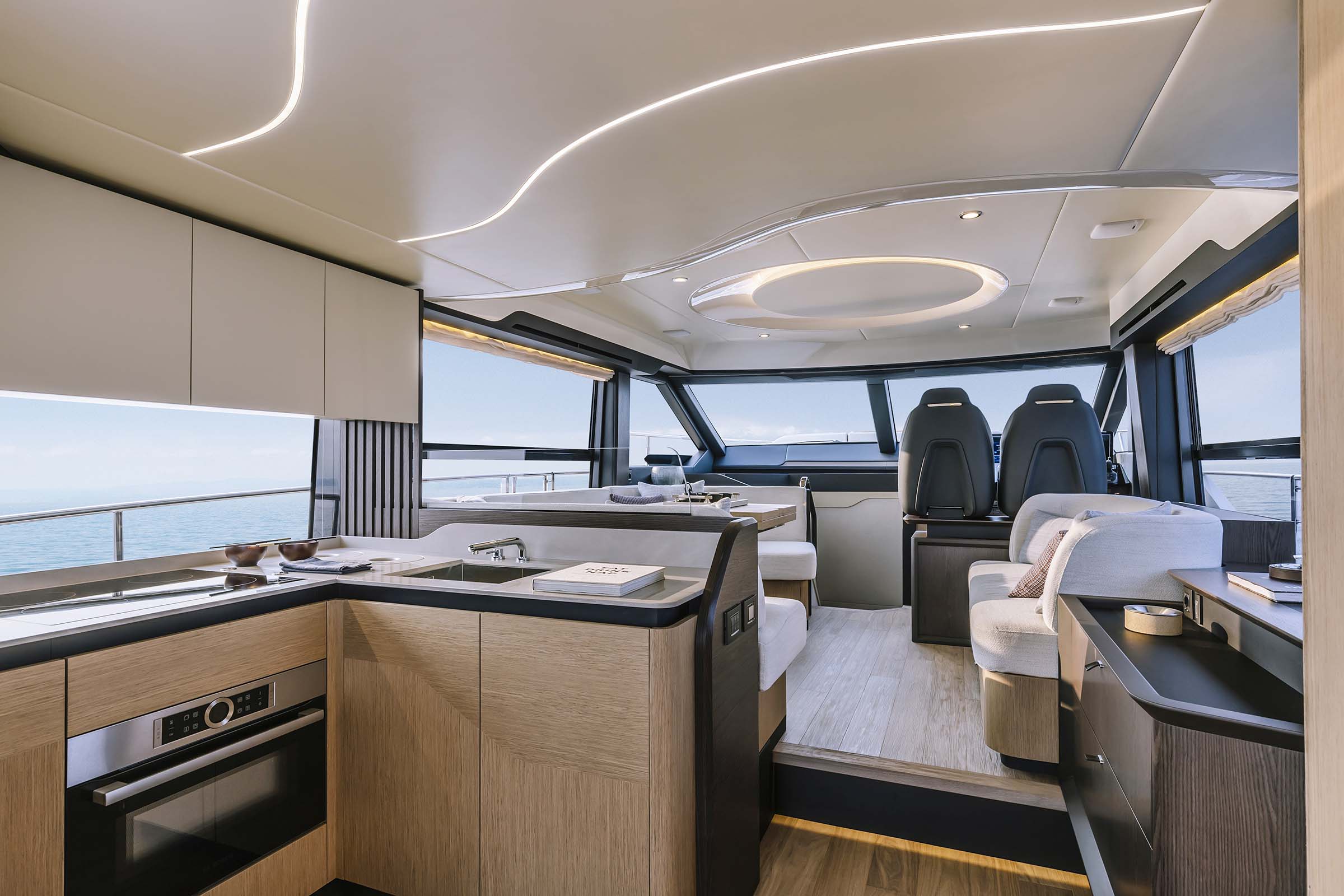 Absolute 52 FLY, keuken en salon met stuurstand