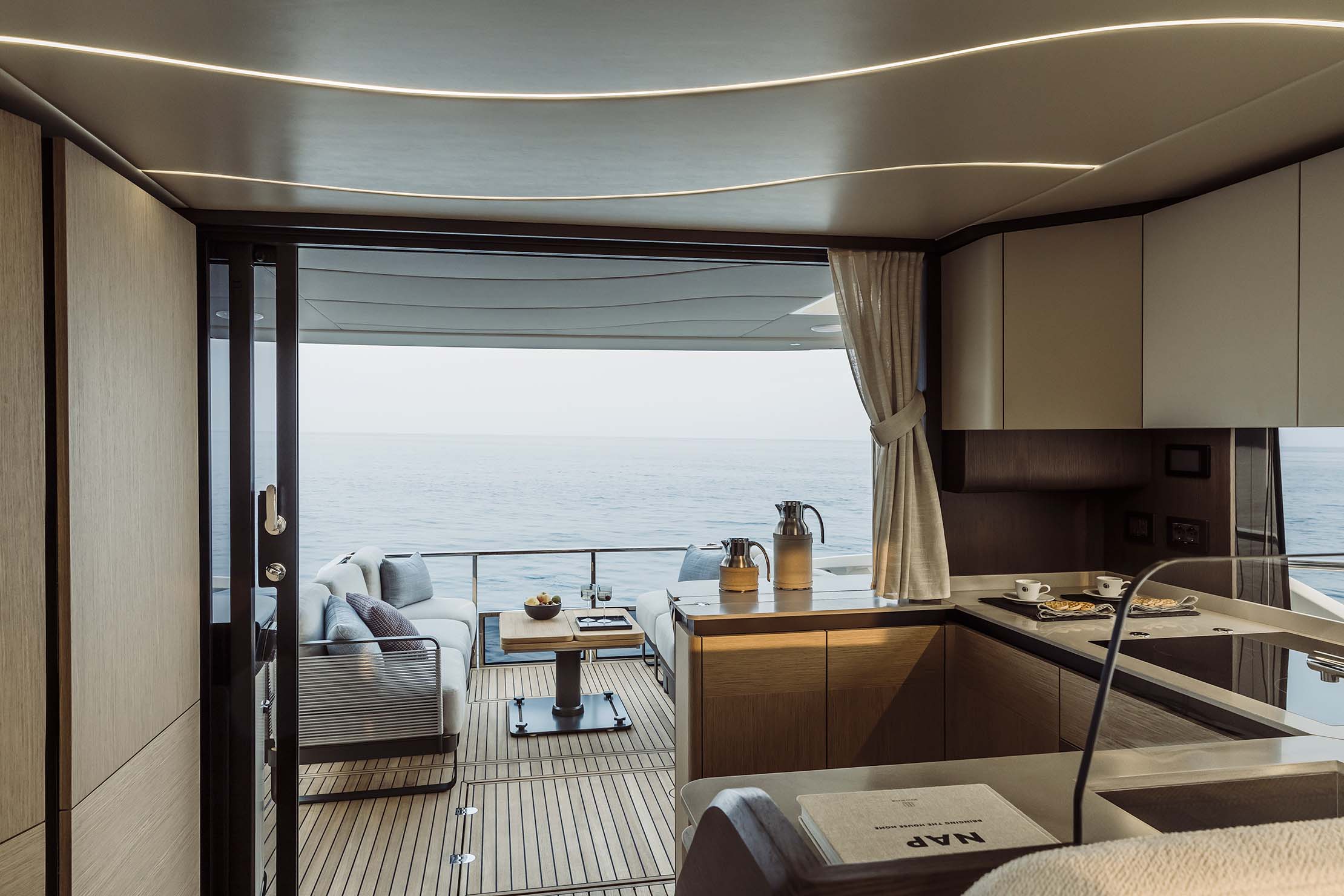 Absolute 52 FLY, keuken met uitzicht op zee