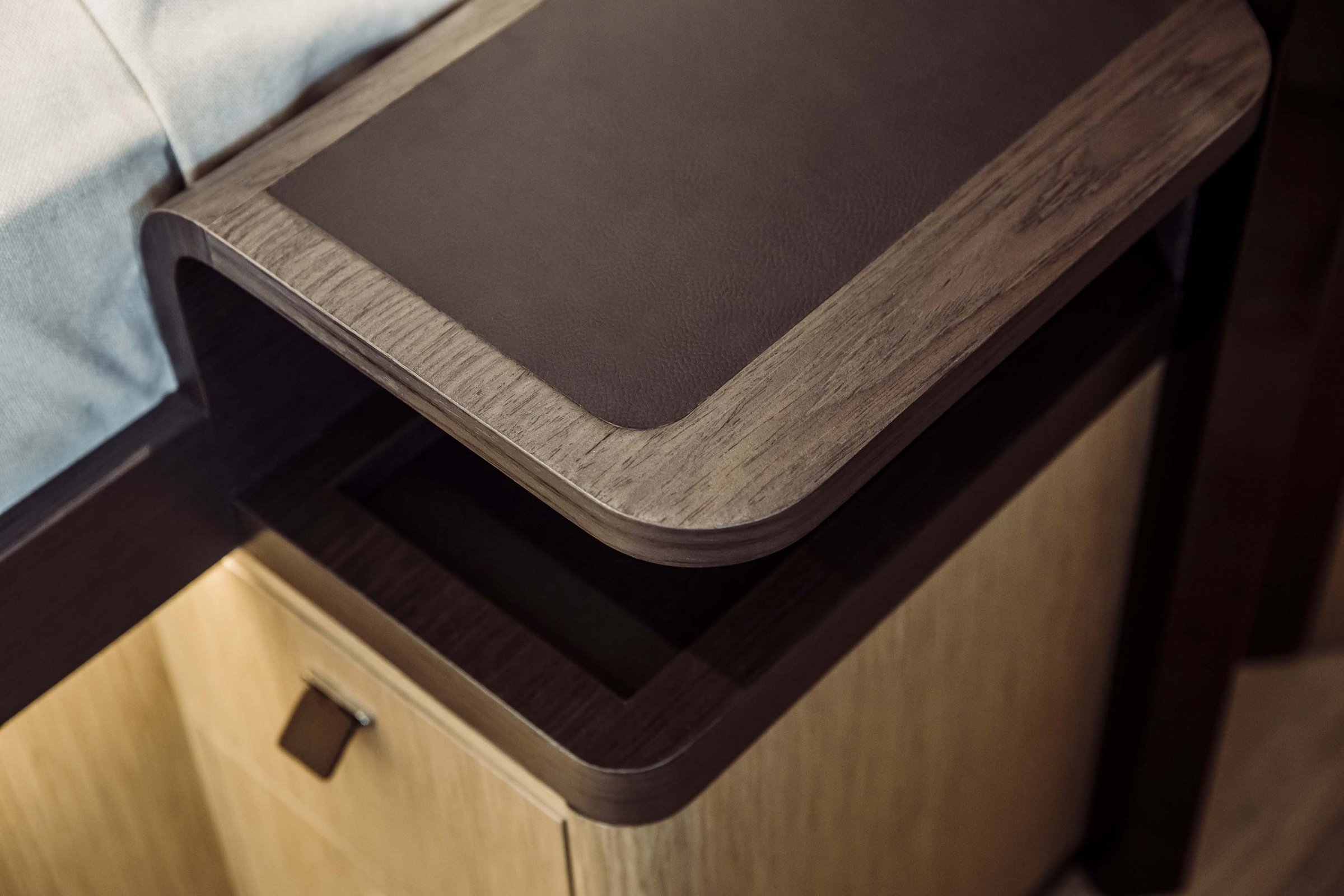 Absolute 52 FLY, nachtkastje met houten afwerking detail