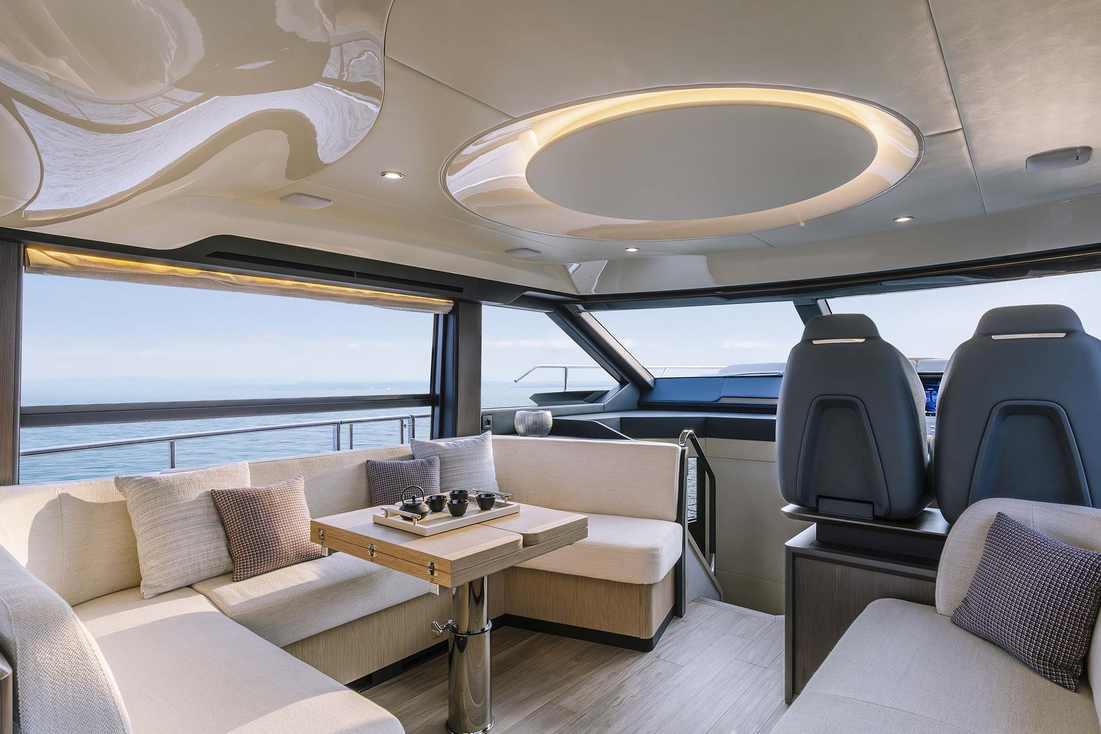 Absolute 52 FLY, salon met lounge zitbank