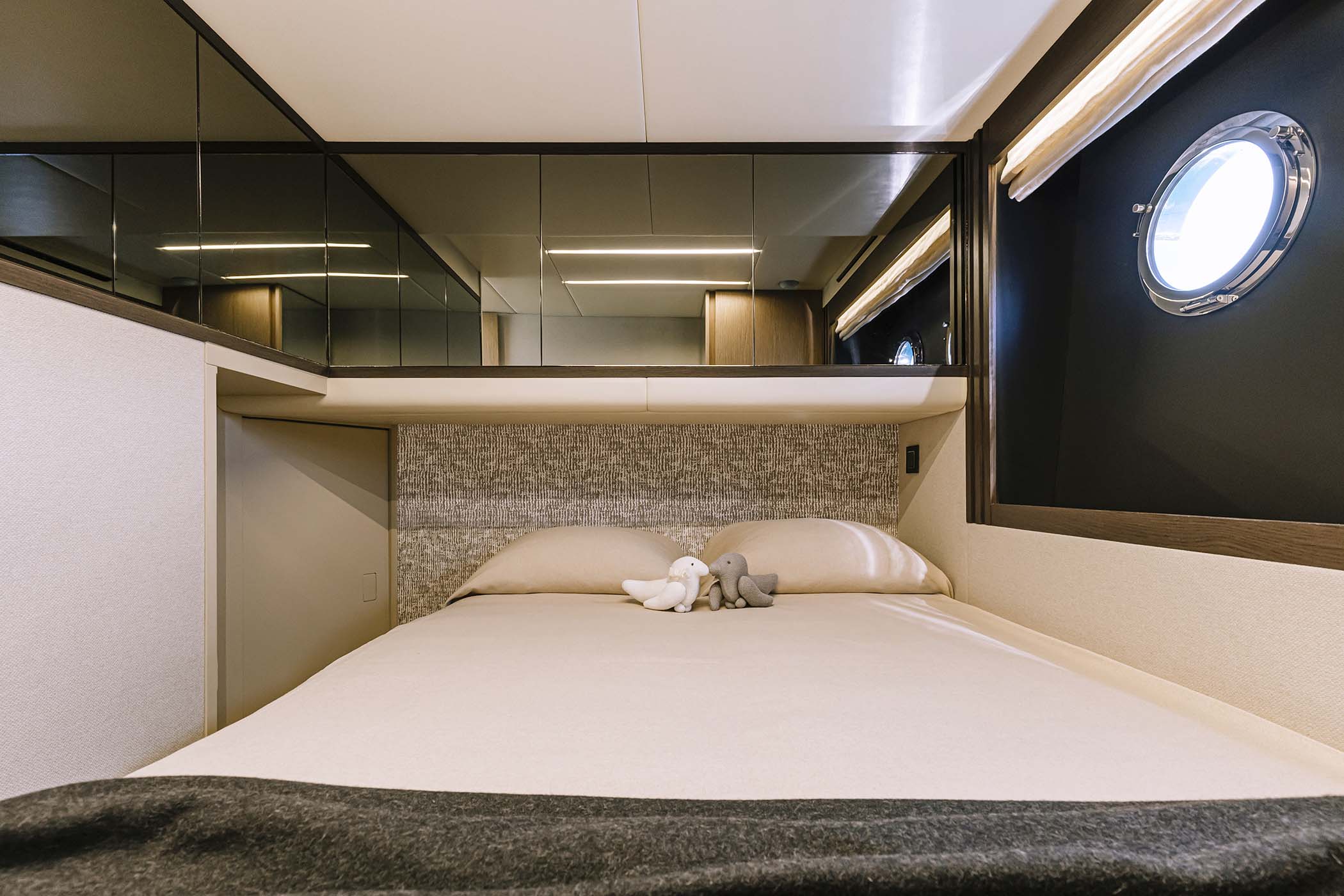 Absolute 52 FLY, slaapkamer met bed en patrijspoort