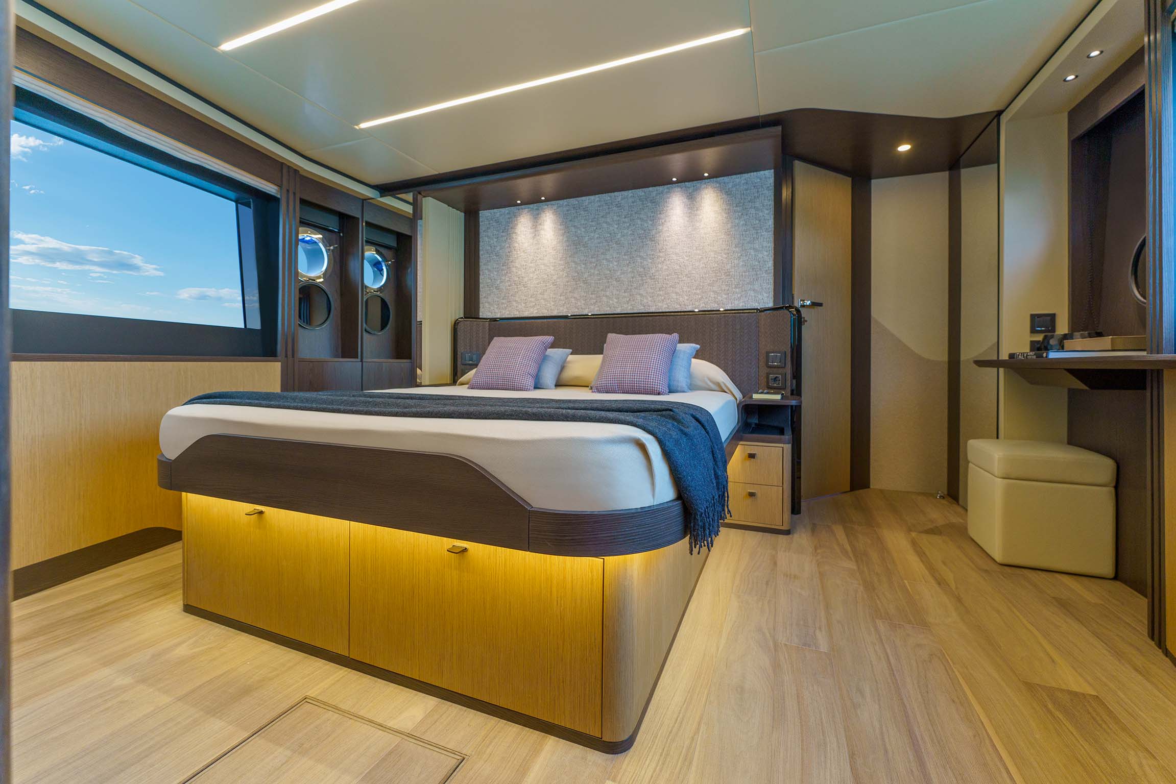 Absolute 52 FLY, slaapkamer met bed en raam