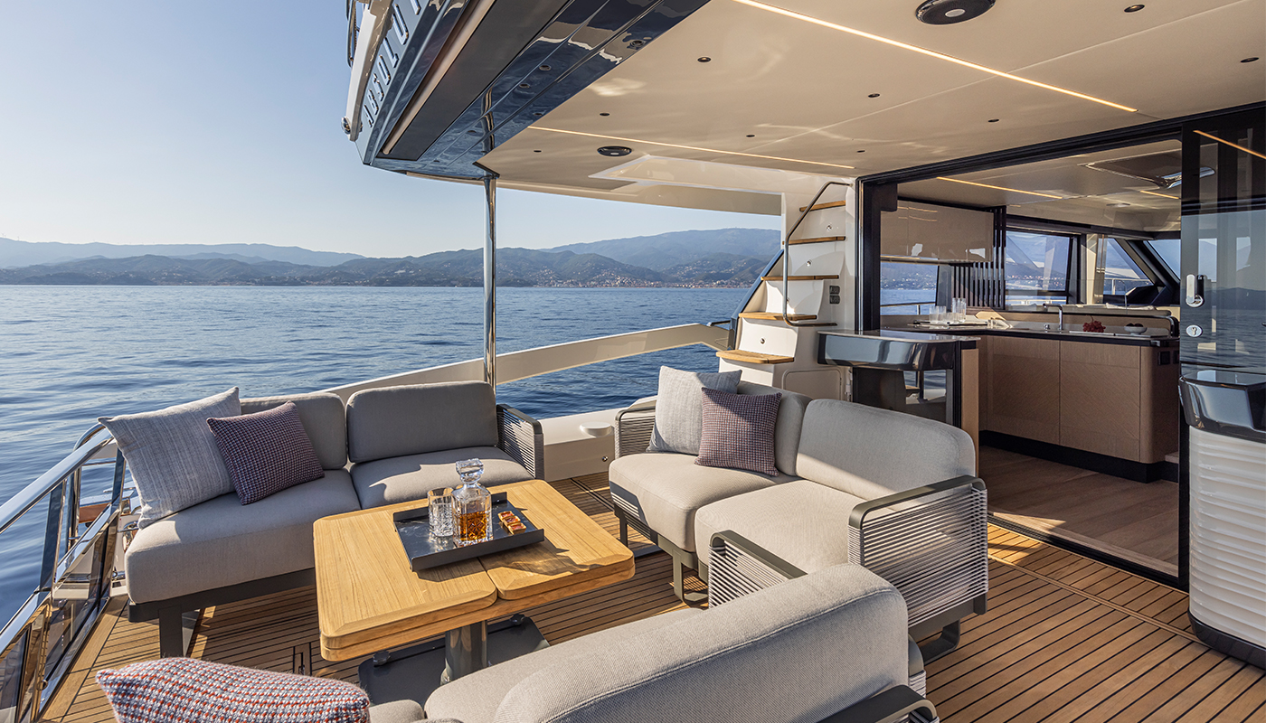Absolute 56 FLY, achterdek met loungebank en zeezicht
