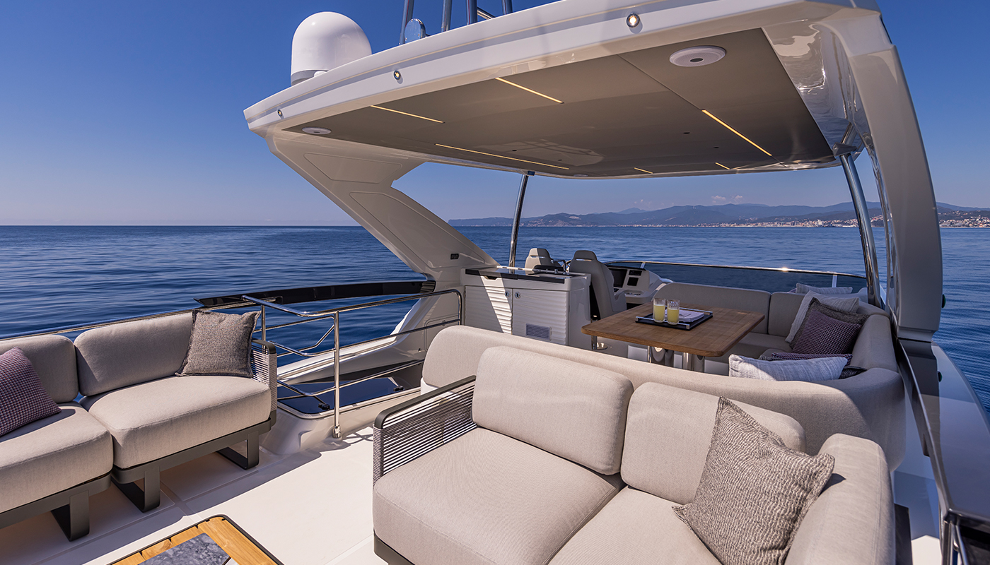 Absolute 56 FLY, achterdek met zitbanken en tafel