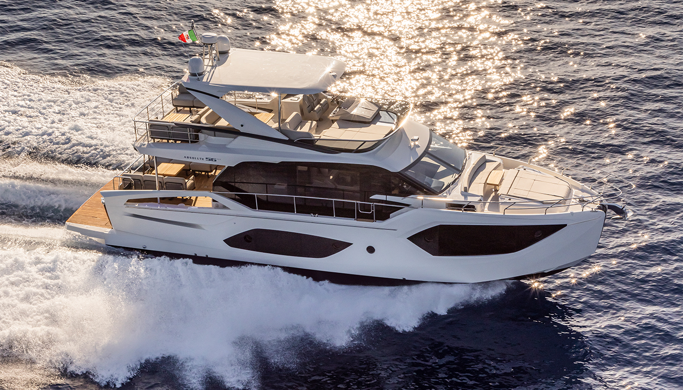 Absolute 56 FLY, jacht varend op zee