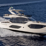 Absolute 56 FLY, witte boot varend op zee