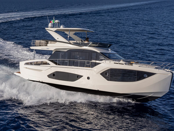 Absolute 56 FLY, witte boot varend op zee