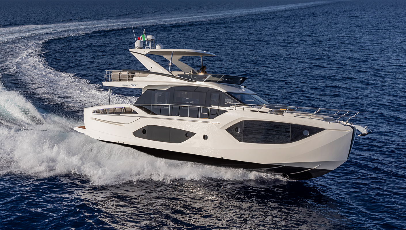 Absolute 56 FLY, witte boot varend op zee