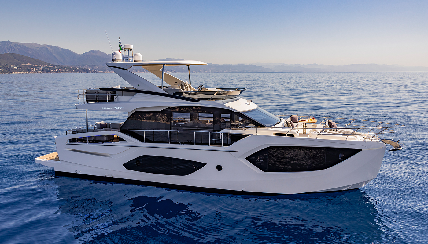 Absolute 56 FLY, witte motorjacht afgemeerd op zee