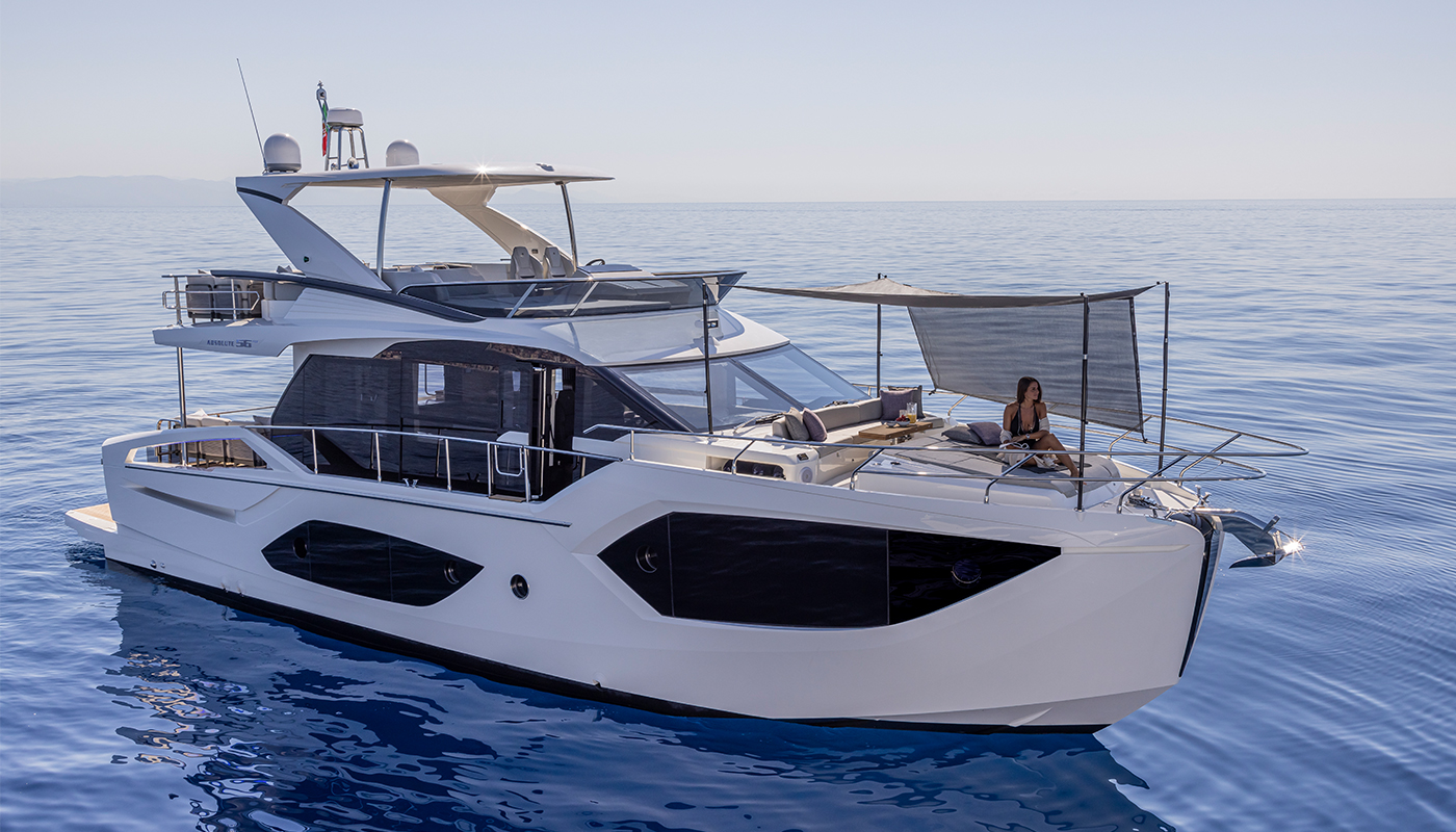 Absolute 56 FLY, witte motorjacht op zee