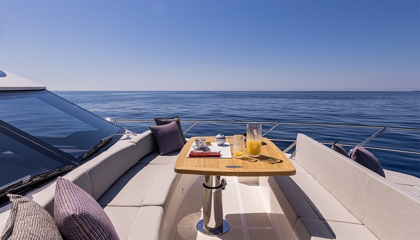 Absolute 56 FLY, zitbank met tafel op boot