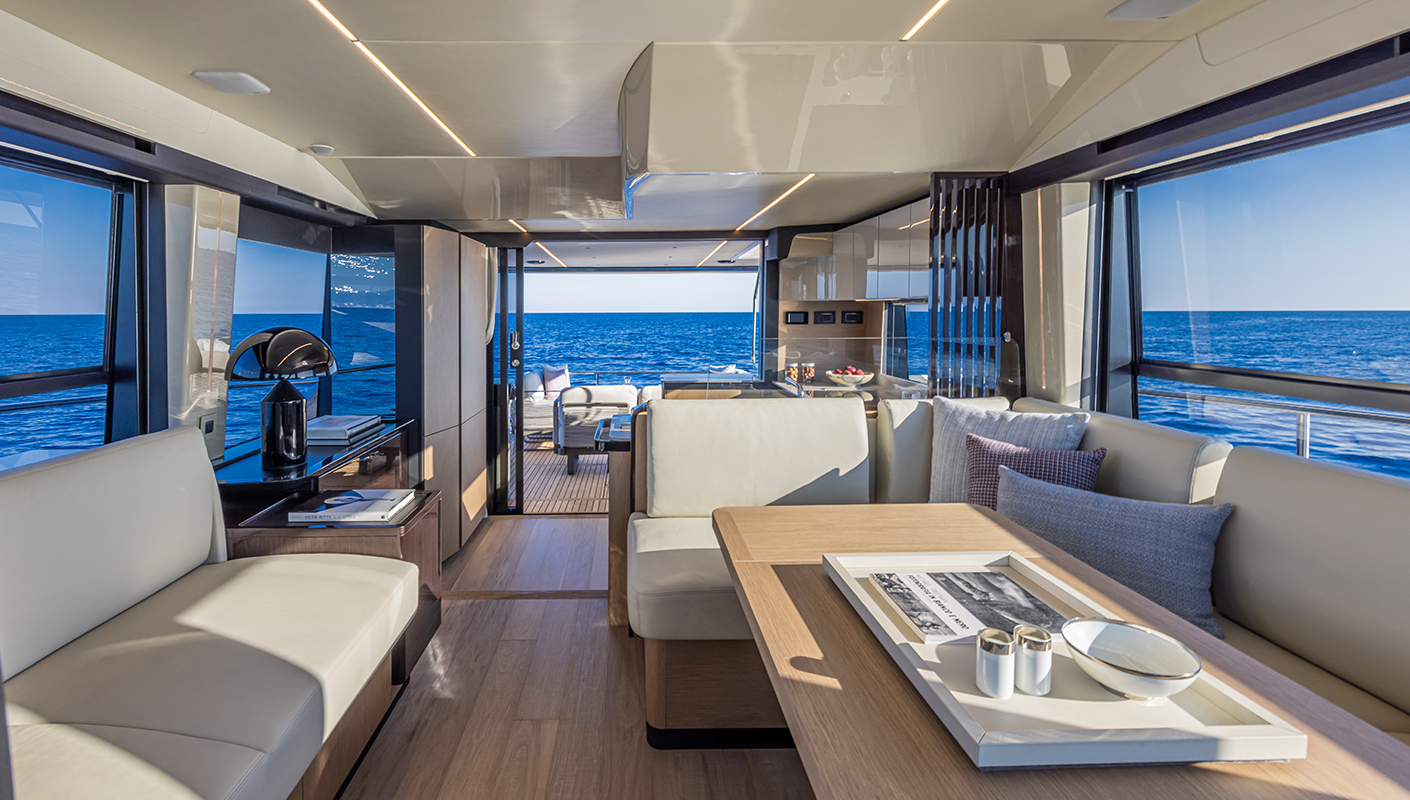 Absolute 56 FLY, lounge met eettafel en zeezicht