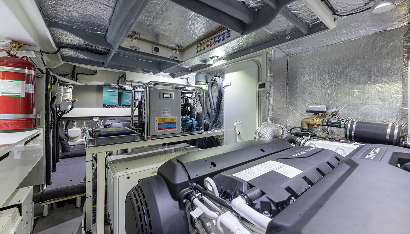 Absolute 56 FLY, motorruimte met machines en apparatuur