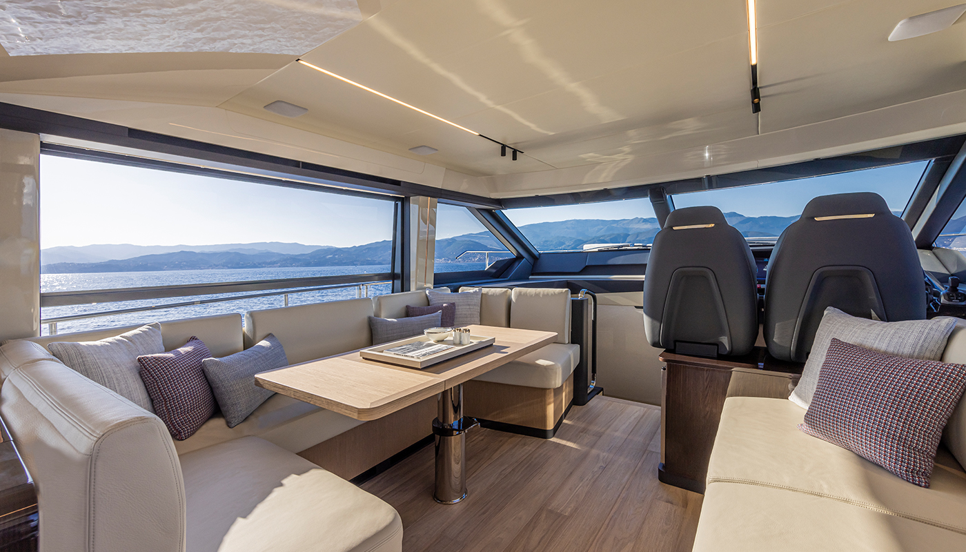 Absolute 56 FLY, salon met zitbank en tafel
