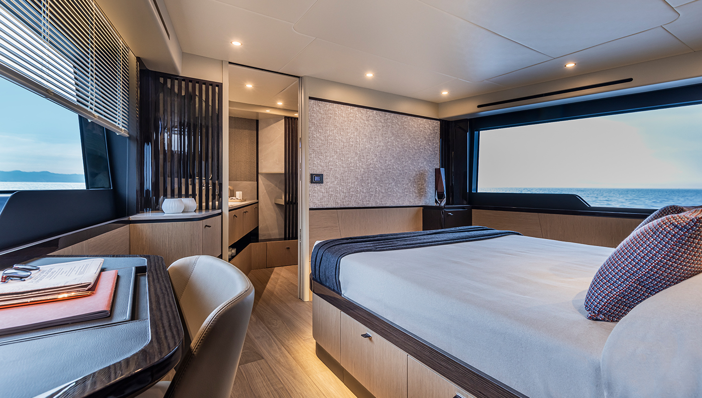 Absolute 56 FLY, slaapkamer met bed en bureau