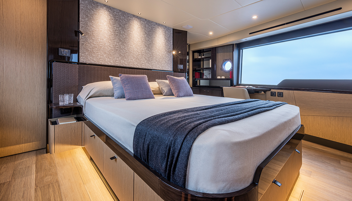 Absolute 56 FLY, slaapkamer met bed en raam