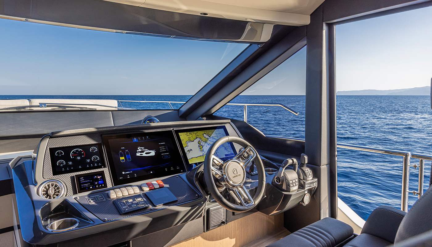 Absolute 56 FLY, stuurstand met navigatiescherm en zeezicht